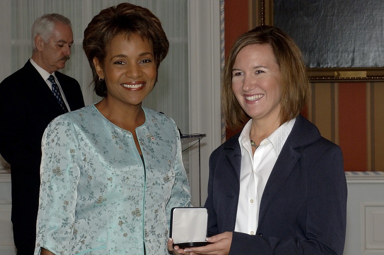 Jennifer Johnson-George recevant son prix à Rideau Hall, 2006.