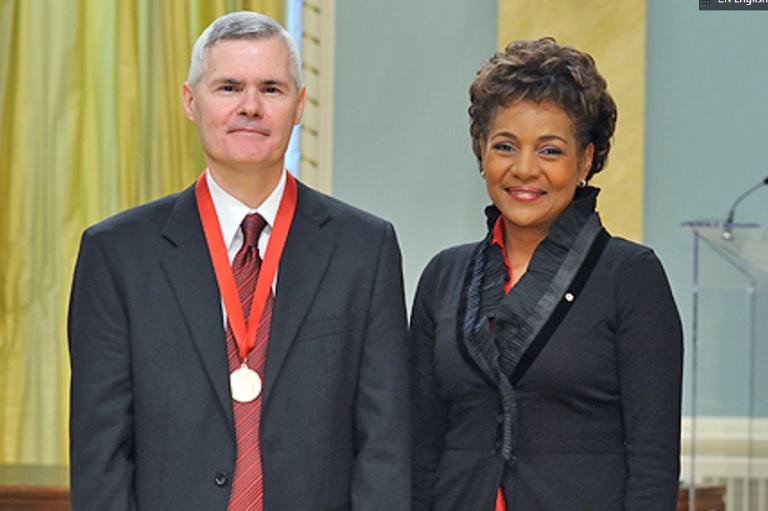 Joe Stafford acceptant son prix à Rideau Hall, 2008.