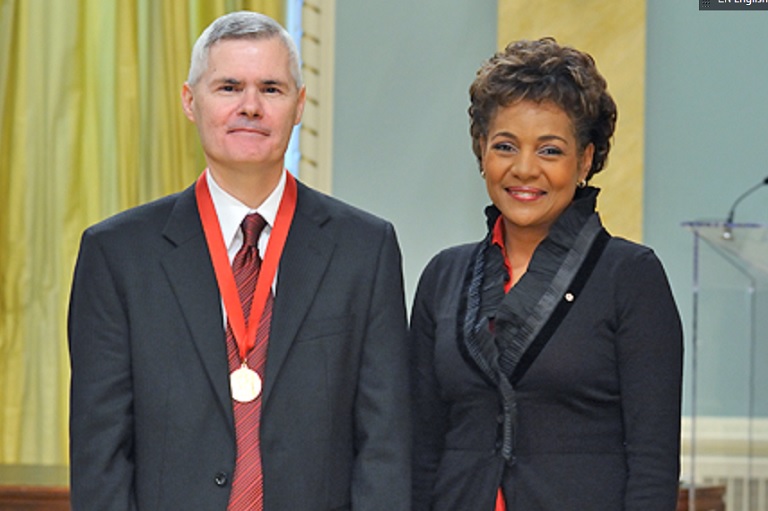 Joe Stafford acceptant son prix à Rideau Hall, 2008. 