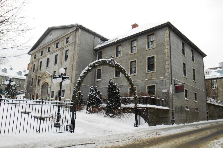 Bâtiment historique dans un décor hivernal