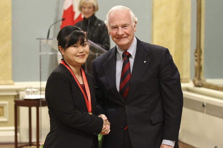 Flora Fung acceptant son prix à Rideau Hall, 2011.