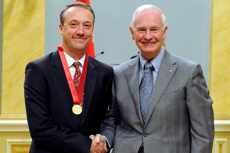 Adrian French acceptant son prix à Rideau Hall, 2010.