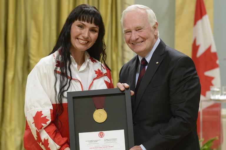 Une représentante de Coyote Flats Pioneer Village acceptant le prix à Rideau Hall, Ottawa, 2015.
