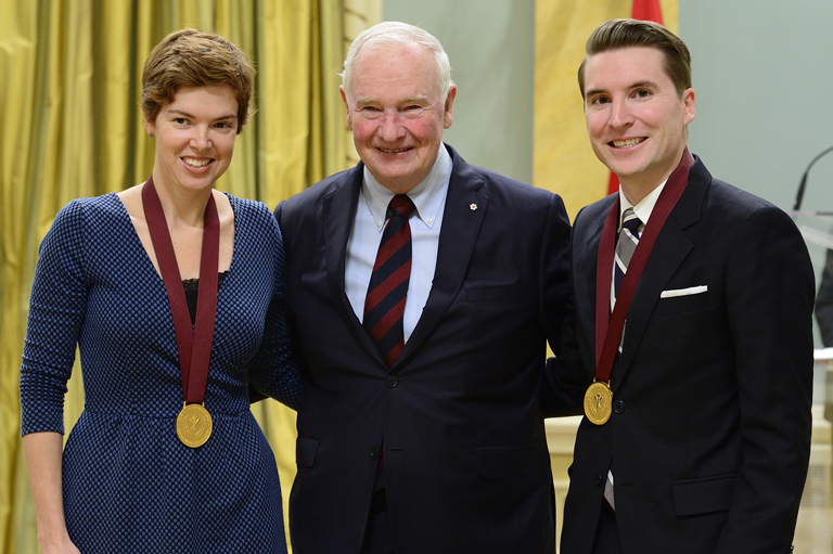 Adam Pounder et Lori Buchanan acceptant leur prix à Rideau Hall, Ottawa, 2016.