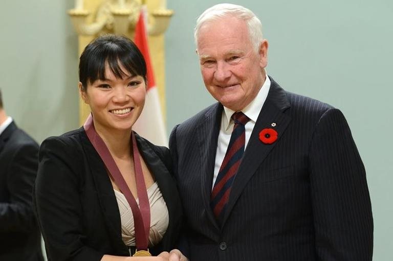 Sharon Moy acceptant son prix à Rideau Hall, Ottawa, 2014.