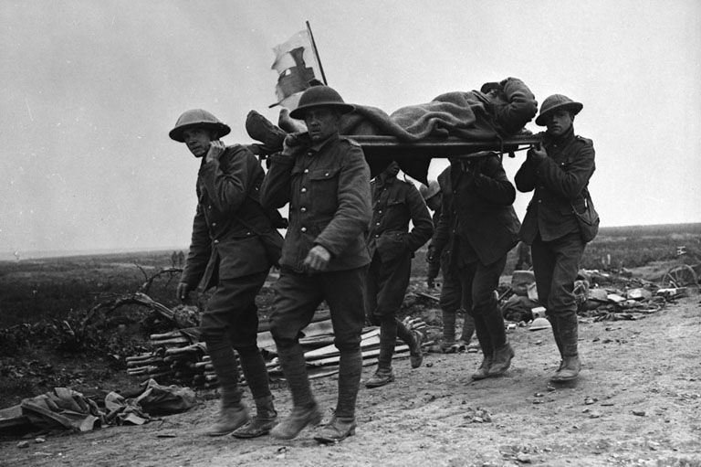 Photo noir et blanc Grande Guerre blessé sur une civière