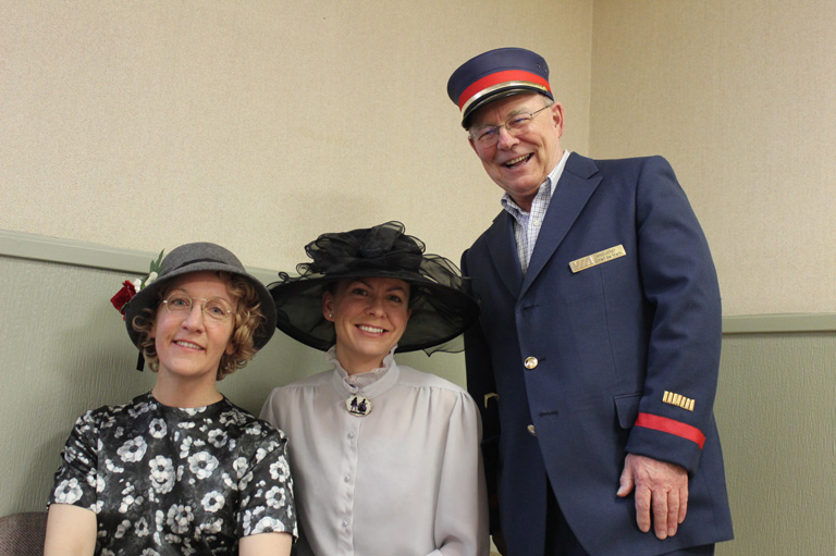 Des membres costumés de l'organisation Boomtown Trails Community Initiatives Society 