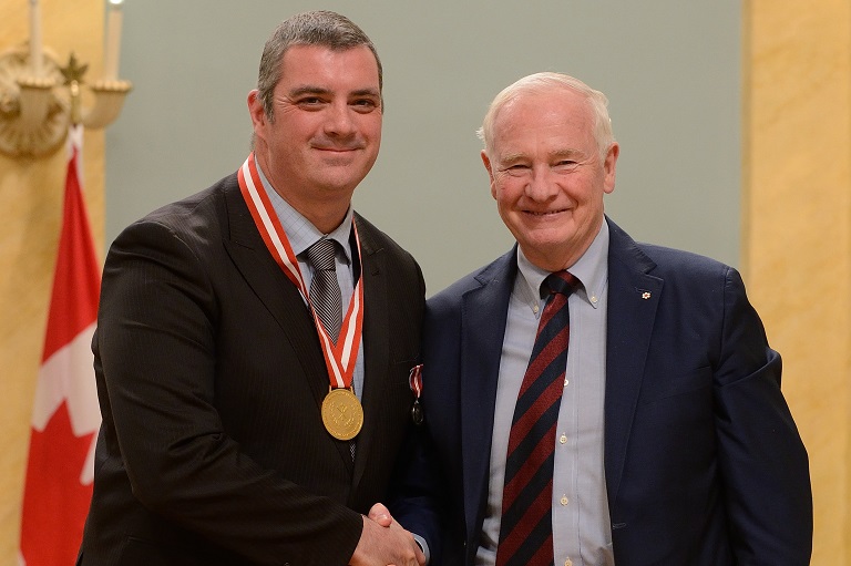 Tim Cook acceptant son prix à Rideau Hall, 2013.