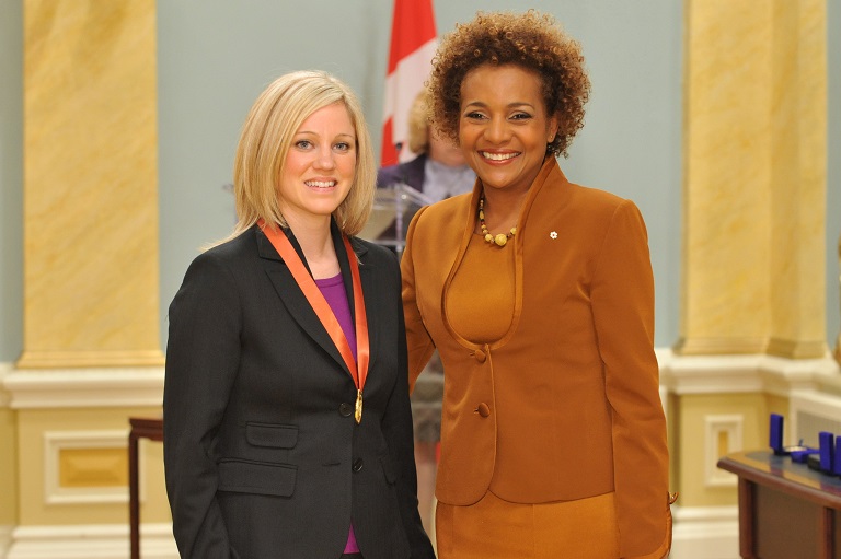 Lindsay Hall acceptant son prix à Rideau Hall, 2009. 