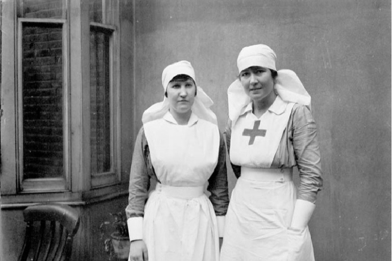 Deux infirmières devant un bâtiment