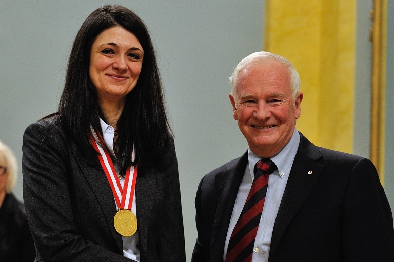 Milena Ivkovic acceptant son prix à Rideau Hall, 2012.