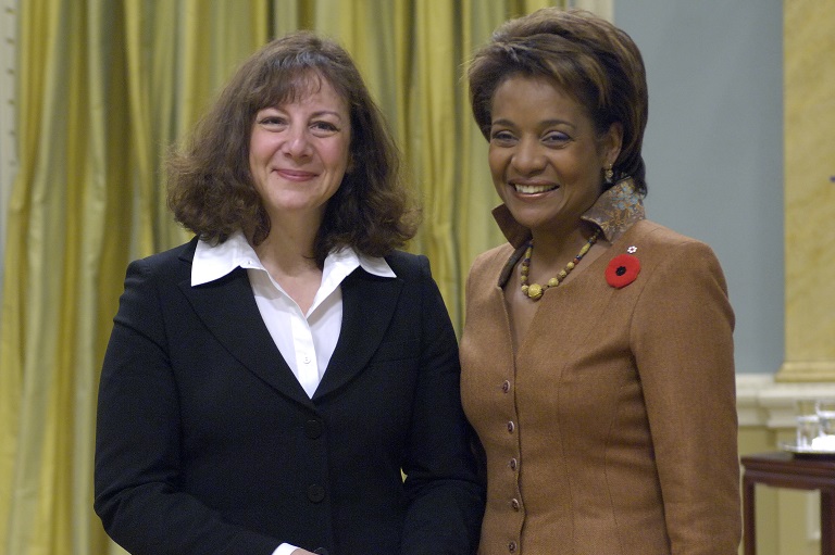 Rose Fine-Meyer acceptant son prix à Rideau Hall, 2007.