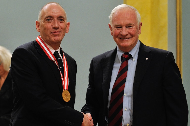 Brian Jaffray acceptant son prix à Rideau Hall, 2012.