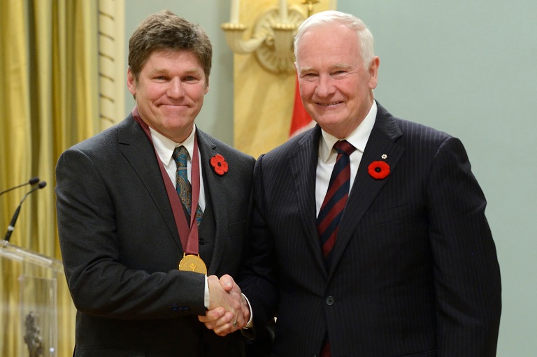 James Daschuk acceptant son prix à Rideau Hall, Ottawa, 2014.