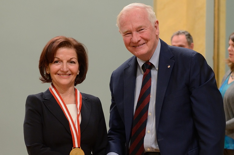 Catherine MacDonald acceptant son prix à Rideau Hall, 2013.