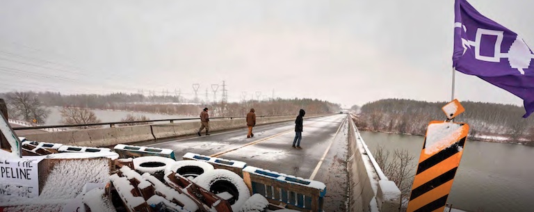 Une barricade sur une autoroute avec un drapeau.