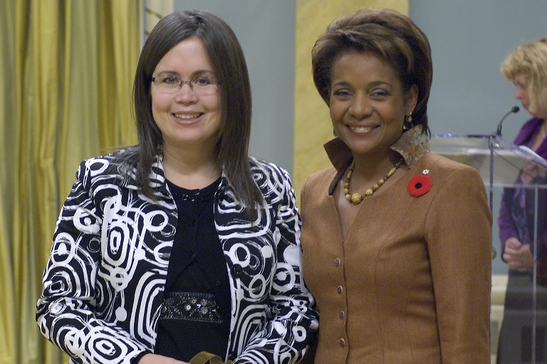 Rhonda Draper acceptant son prix à Rideau Hall, 2007.