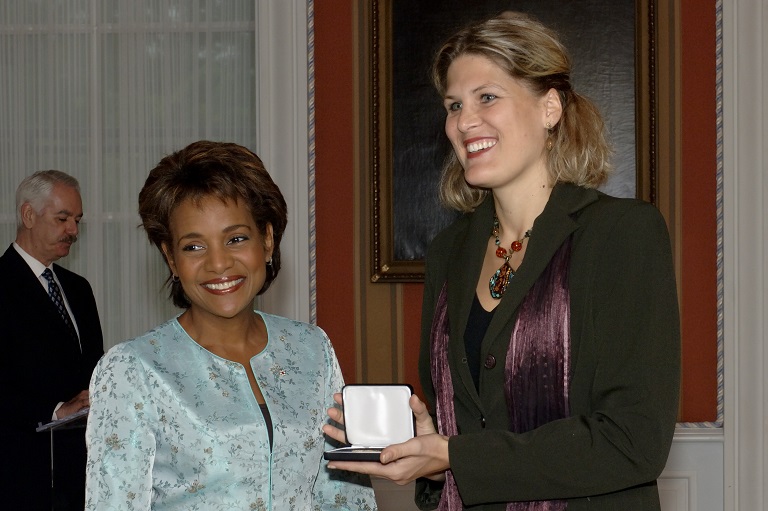 Julie-Catherine Mercadier acceptant son prix à Rideau Hall, Ottawa, 2006.