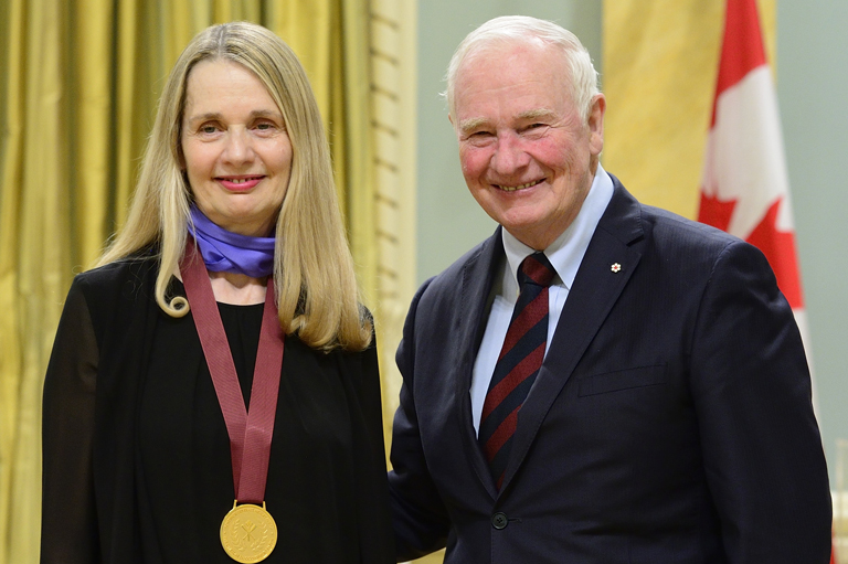 Merna Forster acceptant son prix à Rideau Hall, Ottawa, 2016.