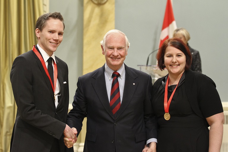 Sarah Beech et Chad Howie acceptant leur prix à Rideau Hall, 2011.