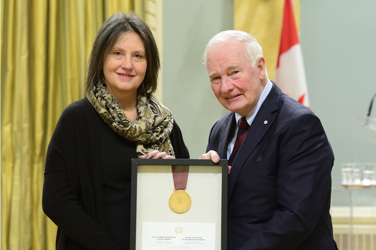 Kris Foulds accepte le prix au nom du musée The Reach à Rideau Hall, Ottawa, 2016.