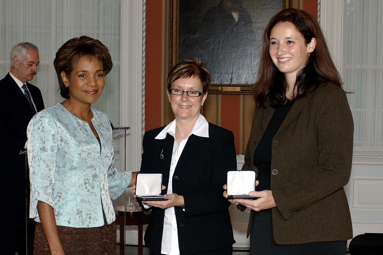 Kim Chagnon et Mary Scott acceptant leur prix à Rideau Hall, 2006.