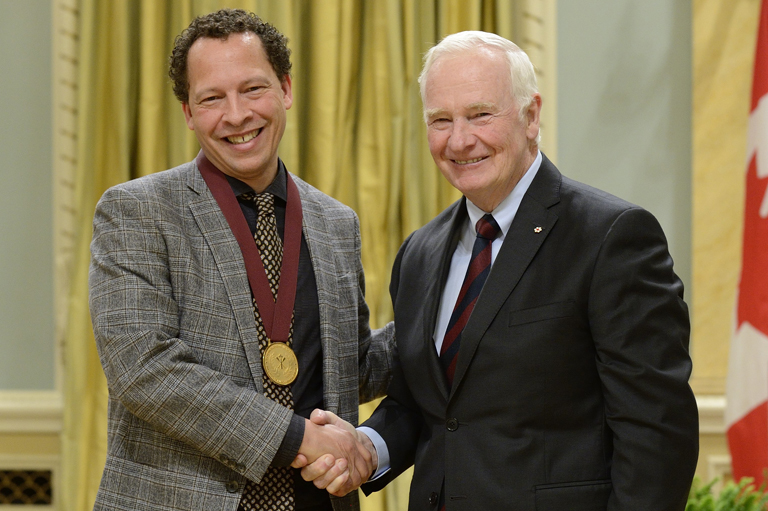 Lawrence Hill acceptant son prix à Rideau Hall, Ottawa, 2015.