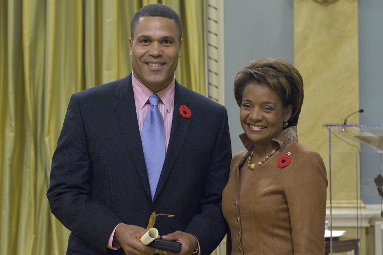 David Watkins acceptant son prix à Rideau Hall, 2007.