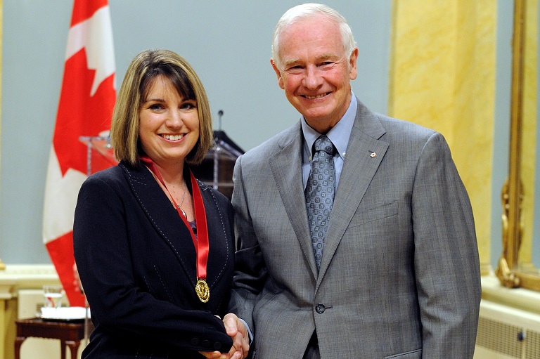 Darcie McDonald acceptant son prix à Rideau Hall, 2010.