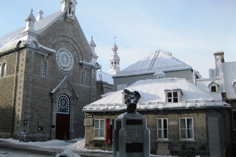 Chapelle et maison dans un décor hivernal