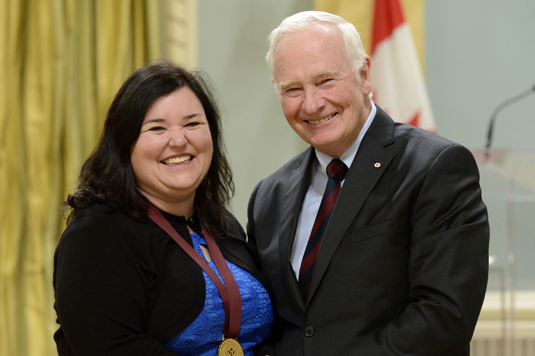 Kathryn Whitfield acceptant son prix à Rideau Hall, Ottawa, 2015. 