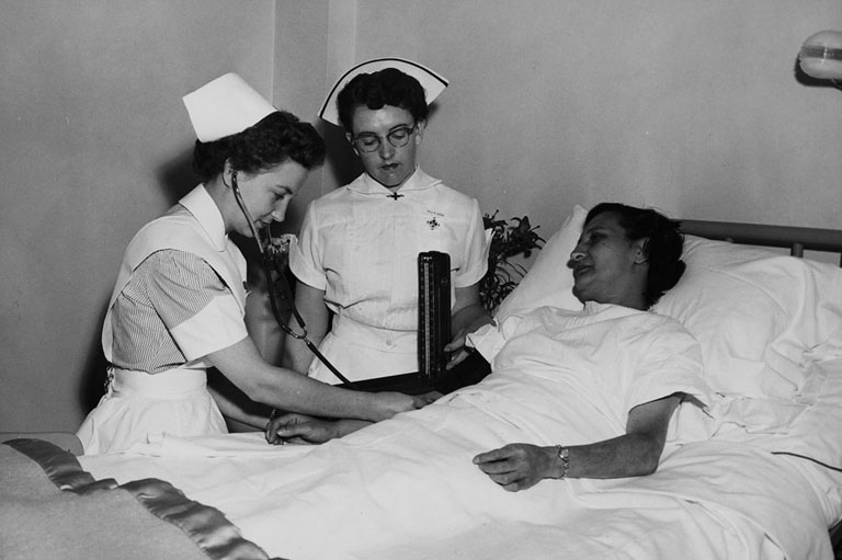 Photo archive noir et blanc infirmières et patiente
