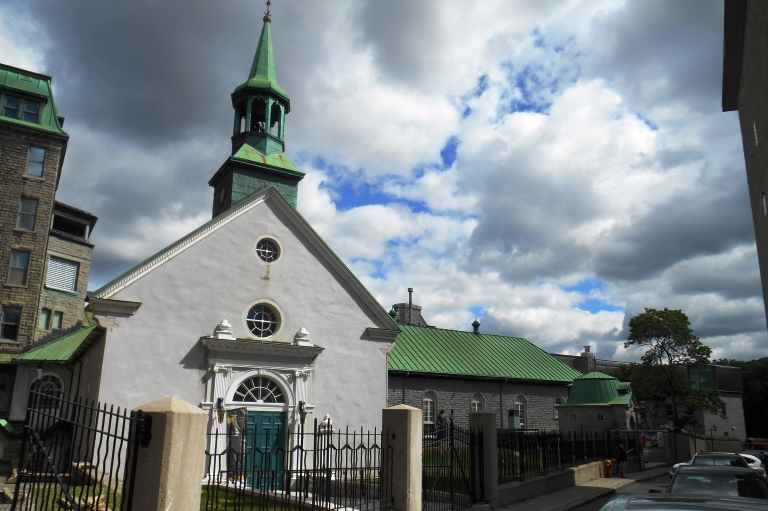 Chapelle avec un ciel nuageux