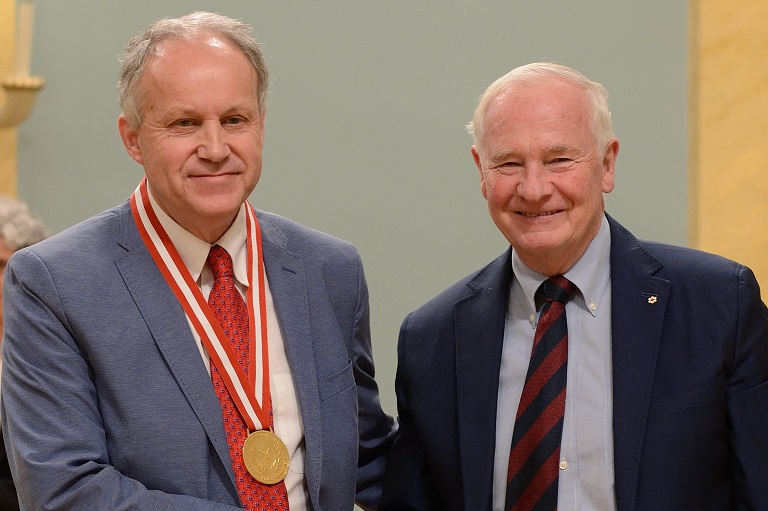 William Wicken acceptant sont prix à Rideau Hall, 2013.